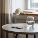 Opis ALT: Dwie osoby wymieniające wiadomości na telefonach, ukazujące intymność ich rozmowy, z delikatnym oświetleniem, podkreślającym emocjonalny kontekst sytuacji.